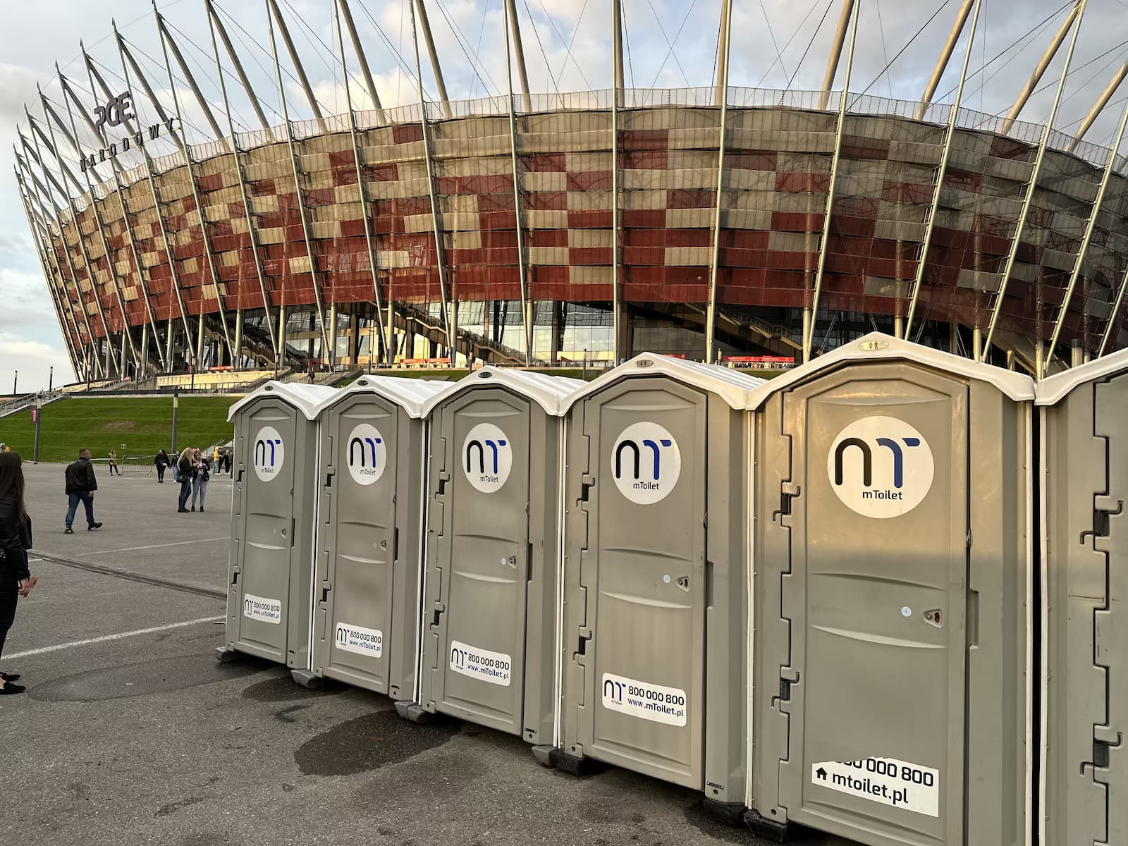 Mobile Toiletten von mToilet vor dem Nationalstadion