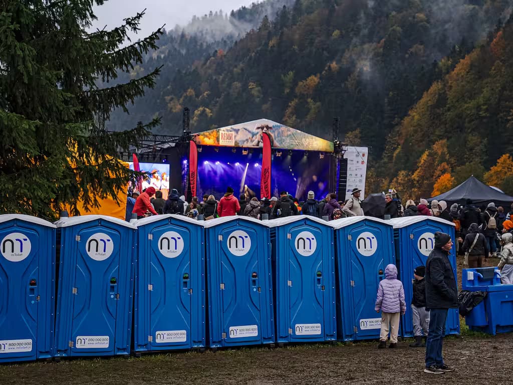 Mobile Toiletten auf einem Open-Air-Festival